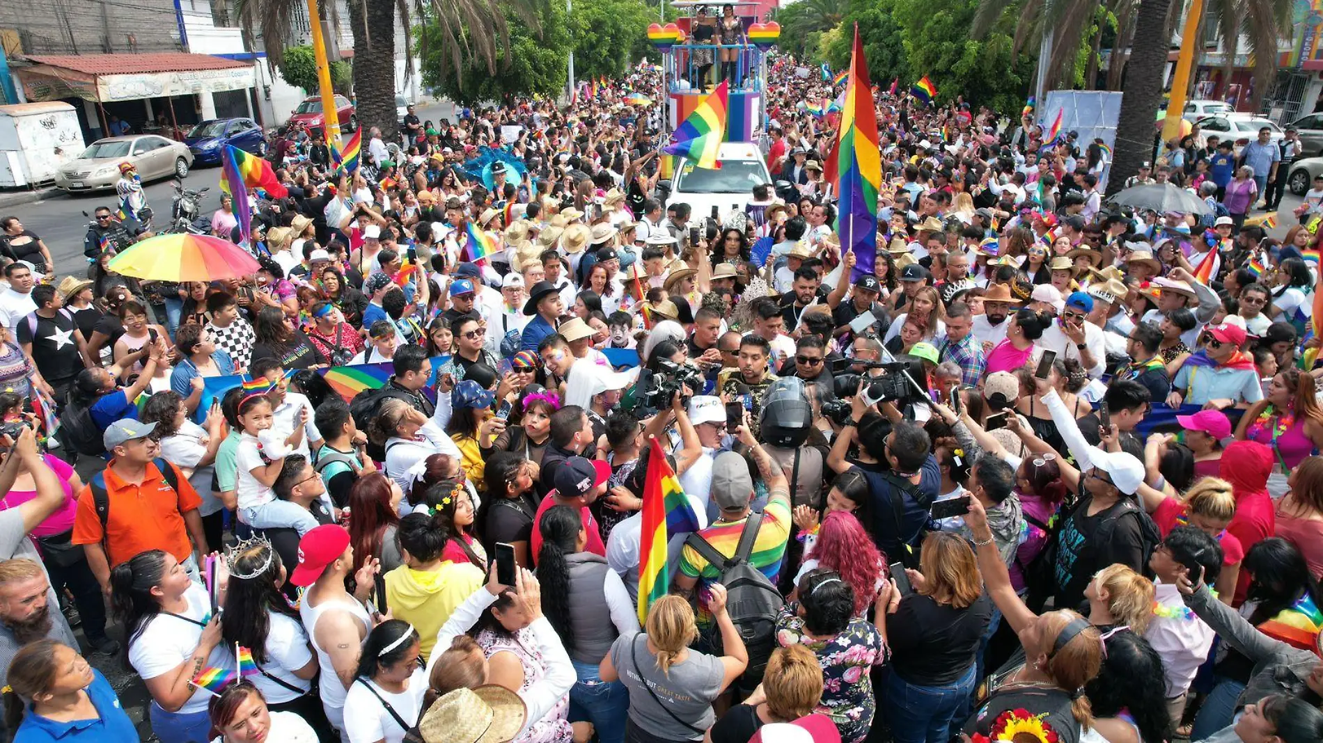 Kenya Cuevas y Wendy Guevara encabezaron Marcha de la Diversidad Sexual en Neza